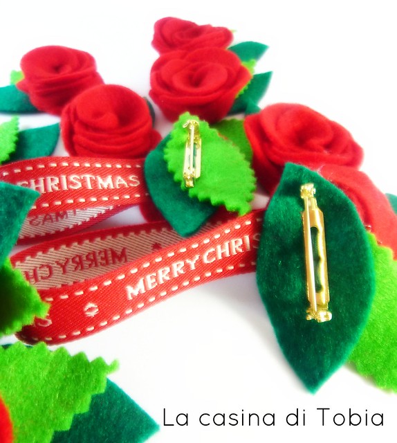 roselline di feltro fatte a mano, chiudipacco natalizio la casina di Tobia