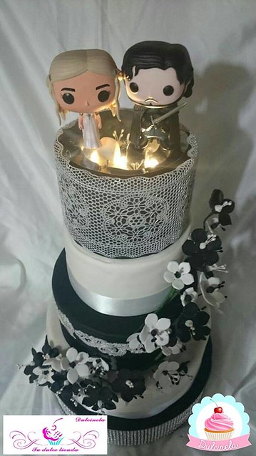 Wedding cake themed game of Thrones illuminated by Tu dulce tienda