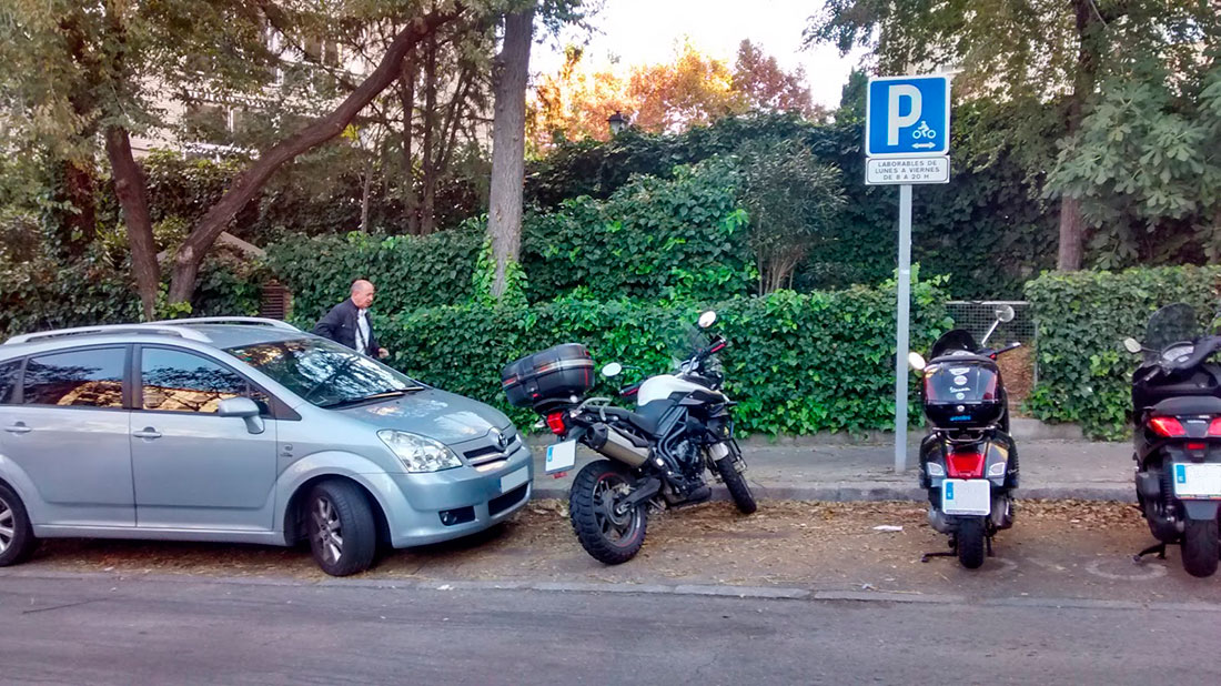 Coche aparcado en plaza de motos