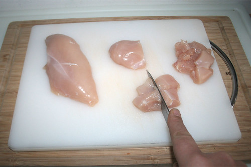 14 - Hähnchenbrust in mundgerechte Stücke schneiden / Cut chicken breasts in bit-size pieces