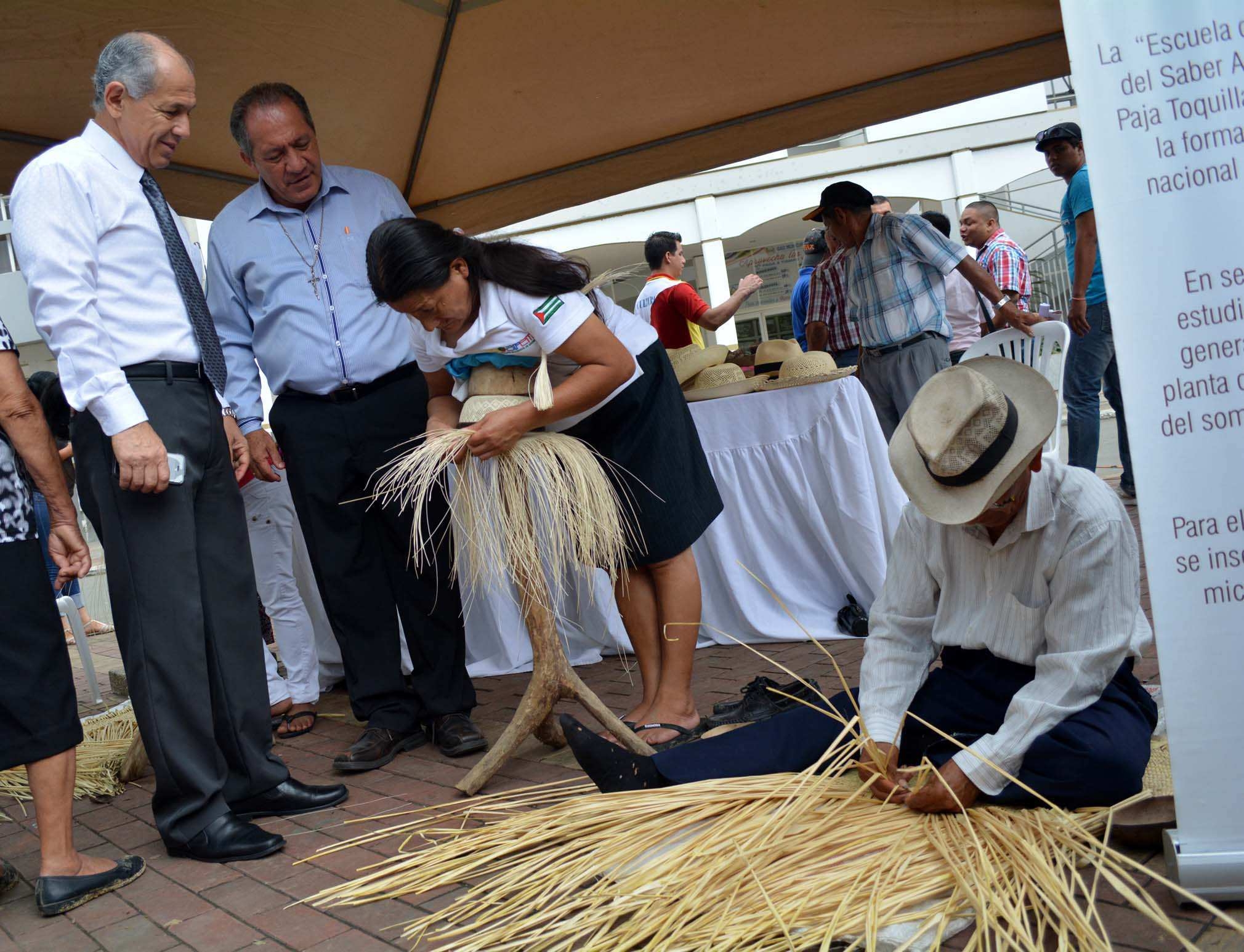 José Emiliano Mero Anchundia (75) y Aurora Mecias Cedeño (67) tejedores de Santa Ana, en exposición en Chone