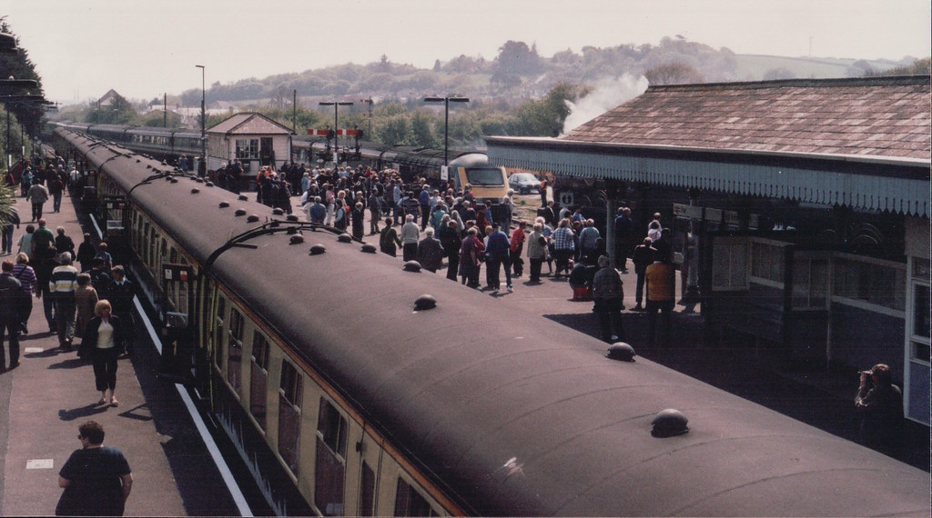 Par 4th May 2002, a west bound HST is routed through the branch platform road as the coaches of The Penzance Castles special were occupying the down main.
