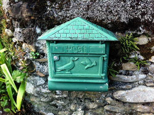 green wall poste post box stones vert pierres mur boîteàlettres kartpostal
