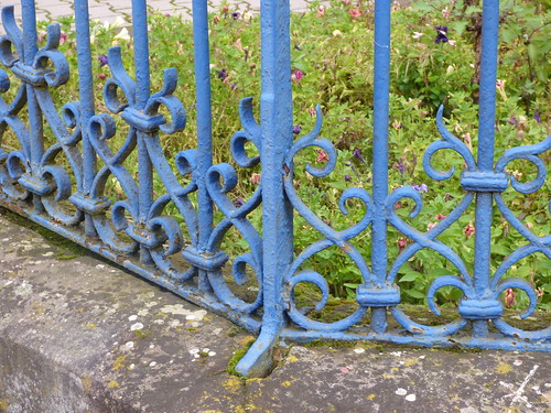 plombièreslesbains ferronnerie grille bleu volutes peinture couches lichens rouille