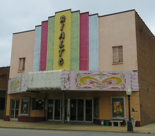 smalltown searcy arkansas movies vintagetheater movietheater marquee neon metalsigns architecture vintagesigns