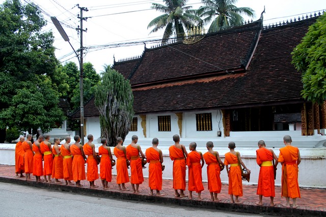 ceremonia de entrega de limosnas en Luang Prabang