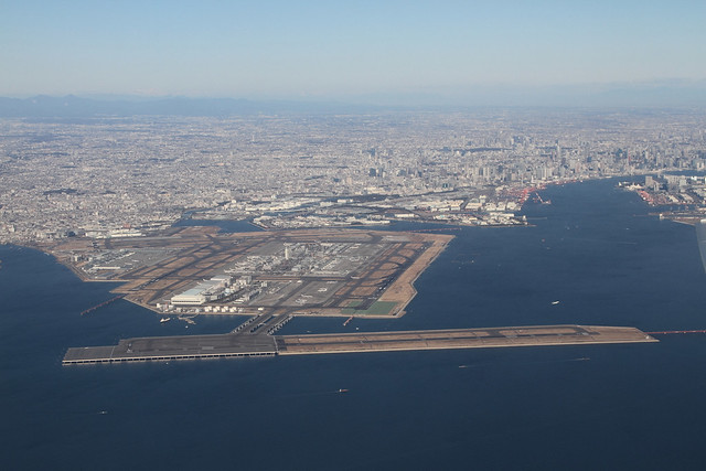 Overview of Tokyo International Airport, Haneda (from JL905, 13 Jan 2015)