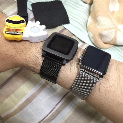 Pebble Time with ミラネーゼバンド。Apple Watchと 並べてみました。