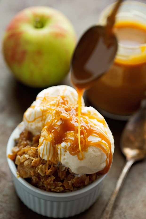 Warm Vanilla Apple Crisp with Salted Caramel Sauce - An easy alternative to baking an apple pie! Topped with a buttery oat topping, it is so good! #applepie #applecrumble #applecrisp #saltedcaramelsauce | Littlespicejar.com @littlepsicejar