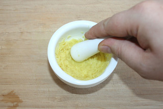 15 - Ingwer im Mörser zu Paste zerstoßen / Pestle ginger to paste