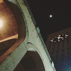 A basílica e a lua.