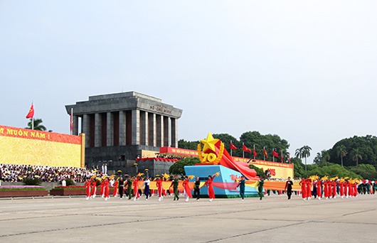 Xe Biểu tượng 70 năm Quốc khánh nước Cộng hòa xã hội chủ nghĩa Việt Nam.