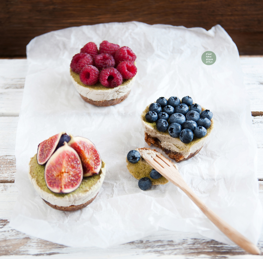 Vegan ''strawberries and cream'' mini protein cheesecakes
