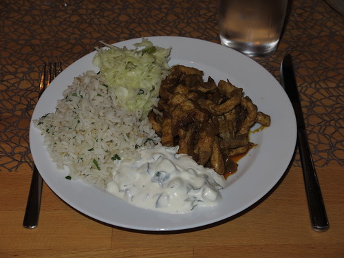 Pfannengyros mit Tsatziki, Krautsalat und Reis