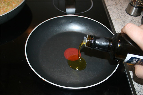 29 - Olivenöl in Pfanne erhitzen / Heat olive oil in pan