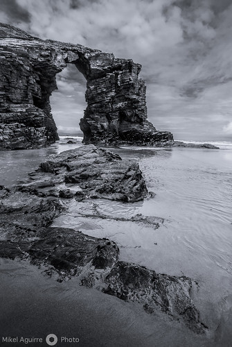 sea sky bw españa white seascape black blanco beach water monochrome rock clouds landscape mar spain sand agua nikon ngc negro sigma paisaje gales bn arena galicia filter cielo nubes nd 1020mm lugo roca hoya ascatedrais ribadeo cantábrico ndfilter d3000 canonikos monocrómático