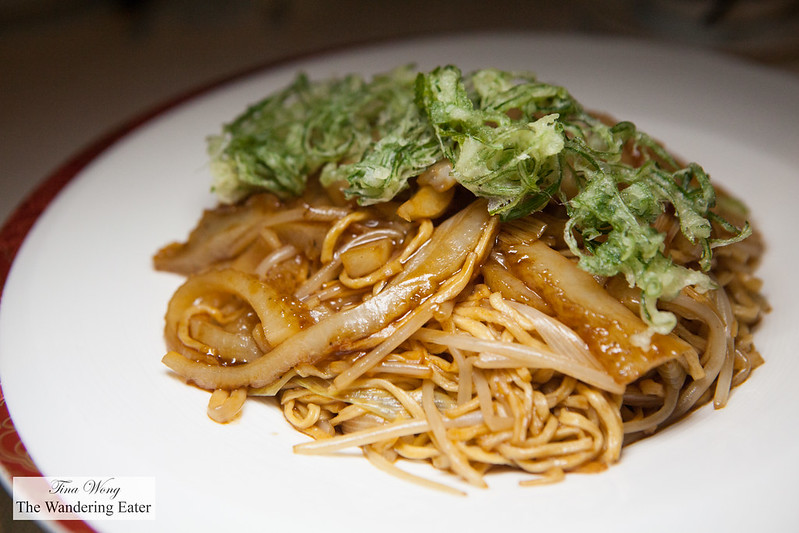 E-fu noodles with sea cucumber and fried leeks (京蔥海參燴伊麵)