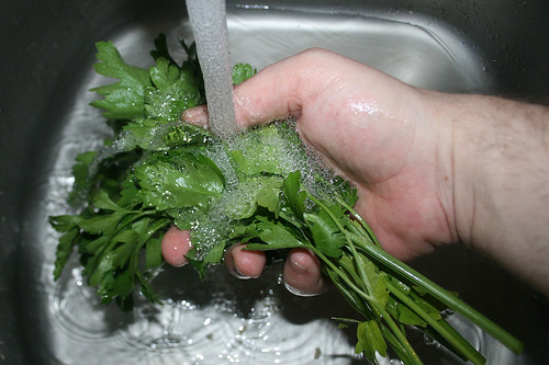 44 - Petersilie waschen / Wash parsley