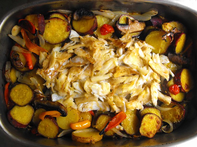 Lascas de bacalhau com batata-doce e vegetais