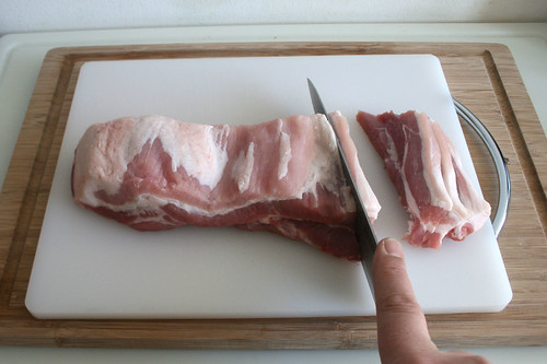 12 - Schweinebauch in Streifen schneiden / Cut pork belly in stripes