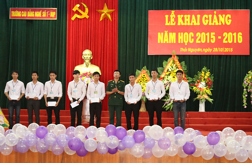 Đồng chí Thượng tá Phạm Văn Hòa - Hiệu trưởng trao tặng Học bổng khuyến khích học tập cho sinh viên có thành tích xuất sắc trong năm học 2014-2015
