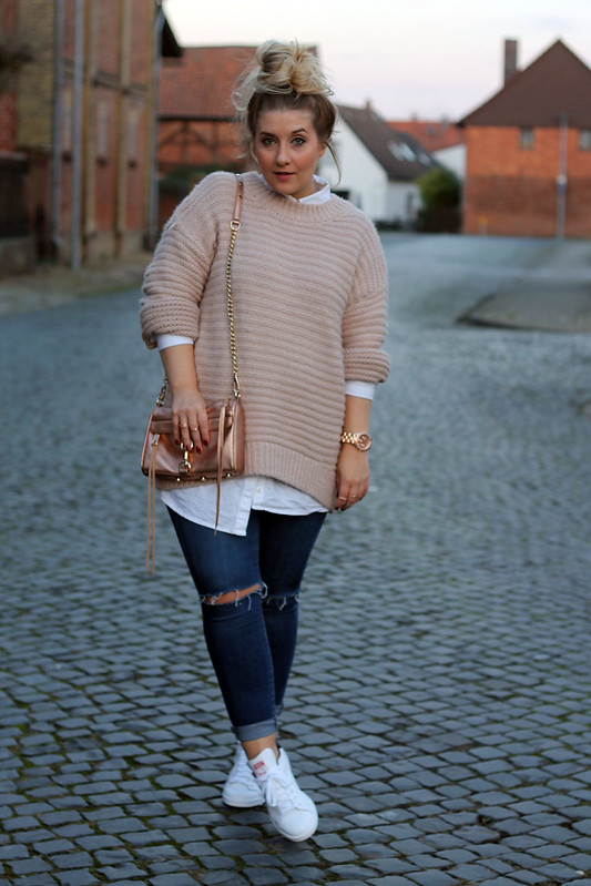 outfit-modeblog-fashionblog-herbst-look-strickpullover-rosa-hm-topshop-jeans-sneaker-weiß-adidas