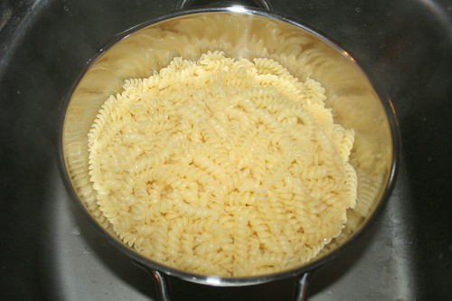 32 - Nudeln abtropfen lassen / Drain noodles