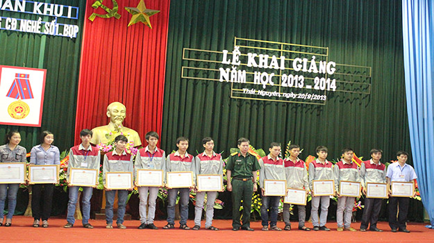  Đ/c Đại tá Nguyễn Đức Thắng Chính Ủy nhà trường trao thưởng các đơn vị và cá nhân HSSV xuất sắc