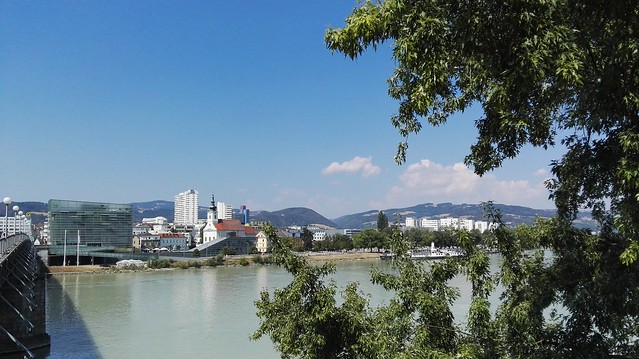 Die Donau mit dem Ars Electronica Center
